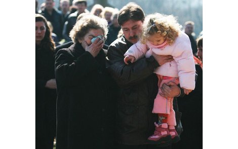 Nikolka ve dvou letech ještě nechápe, že nadobro přišla o rodiče i prarodiče.