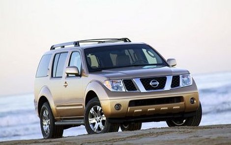 Nissan Pathfi nder 2,5dCi AT
● Objem motoru: 2488 ccm
● Výkon (kW/k): 128/174
● Rychlost: maximální 174 km/h, zrychlení z 0 na 100 km za 12,5 s
● Kombinovaná spotřeba: 10,1 litrů
● Délka/šířka/výška (cm): 474/185/178
● Zavaz