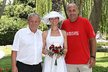 Novomanželé Karel Šíp a Iva Havránková těsně po obřadu, když potkali šokovaného Petra Salavu, který šel hrát tenis.