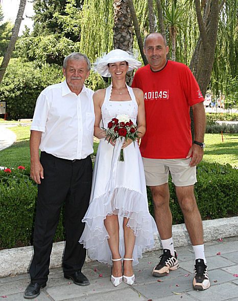 Novomanželé Karel Šíp a Iva Havránková těsně po obřadu, když potkali šokovaného Petra Salavu, který šel hrát tenis.