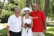 Novomanželé Karel Šíp a Iva Havránková těsně po obřadu, když potkali šokovaného Petra Salavu, který šel hrát tenis.