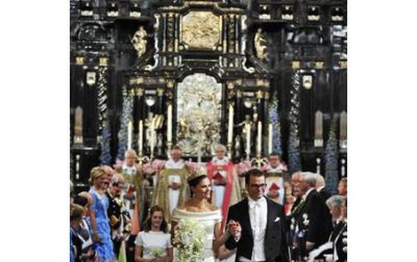 Novomanželé opouštějí stockholmskou katedrálu.