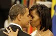Americký prezident Barack Obama tančí se svou manželkou Michelle.