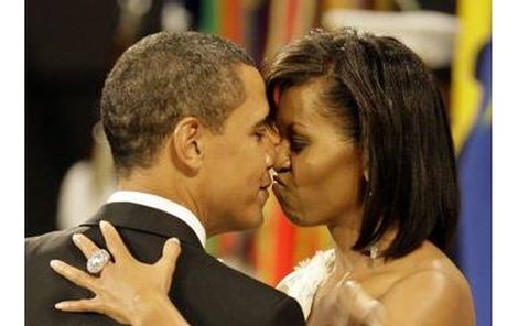 Novopečený americký prezident Barack Obama tančí se svou manželkou Michelle.