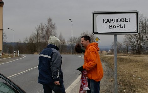 Novotného chytil při přelepování značek policista v civilu (vlevo).