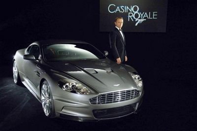 Nový James Bond v podání Daniela Craiga se bude vozit v Aston Martinu DSC. A diváci se opět mohou těšit na skvělé ﬁlmové honičky.
