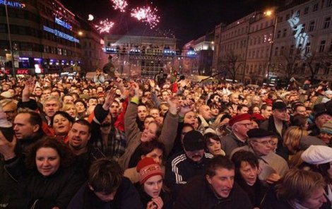 O půlnoci bylo Václavské náměstí zcela plné...