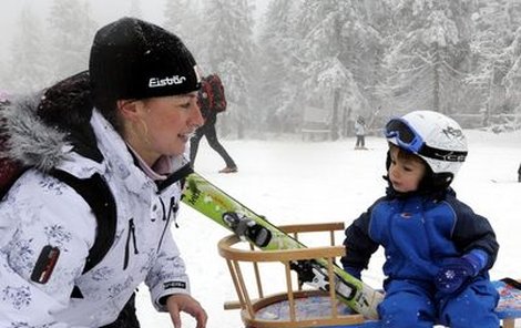 O víkendu začala v Krkonoších lyžařská i sáňkařská sezona.