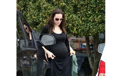 O zdraví Angeliny Jolie a jejích miminek mají lékaři vážné obavy.