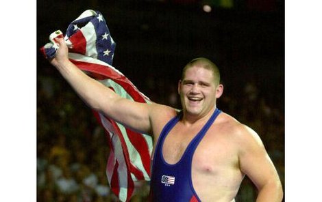 Obr Rulon Gardner slaví s vlajkou svůj největší sportovní triumf – olympijské zlato v Sydney. Životní výhry teď sklízí v drsné přírodě.