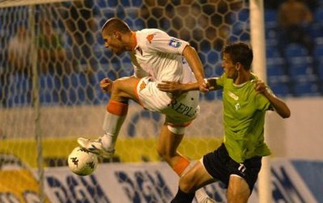 Obránce Bystroň střílí jeden z pěti gólů Ostravy.