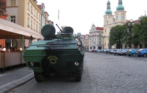 Obrněnce zaparkoval svérázný řidič přímo před cukrárnou na náměstí v Hradci Králové.