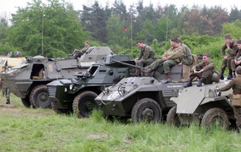 Obrněný československo-polský transportér (vlevo) OT-64 patřil v roce 1964 ke světové špičce. Na suchu zvládl 100 km/h, ve vodě desetkrát méně. Dalšími vozy jsou britský obrněný automobil Saracen, spojenecký lehký tank nebo českoslo