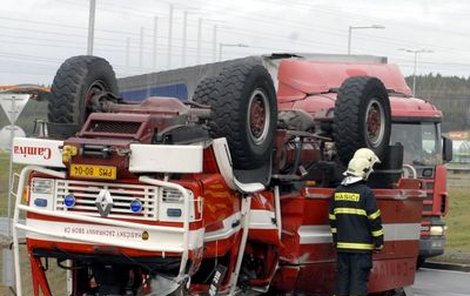 Obyčejný smyk a hasičský vůz skončil na střeše.