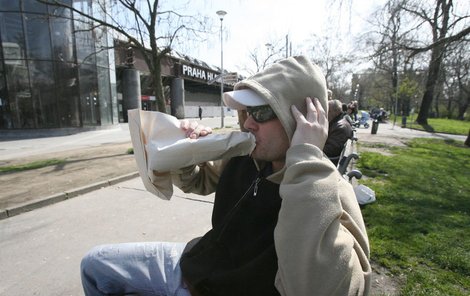 Od 1. července se nebude moci pít na veřejnosti. Když budete mít ﬂašku v pytlíku, zřejmě se pokutě vyhnete...