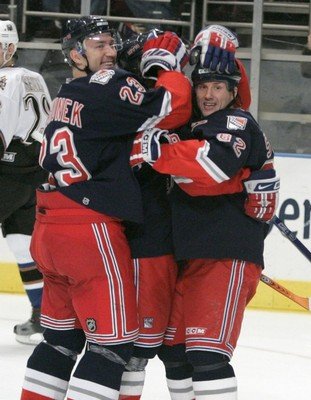 Od 12. prosince jste u hokejistů New York Rangers neviděli takovou radost... Však si vítězství 4:1 nad Washingtonem Karel Rachůnek (vlevo) s Martinem Strakou pořádně vychutnali.