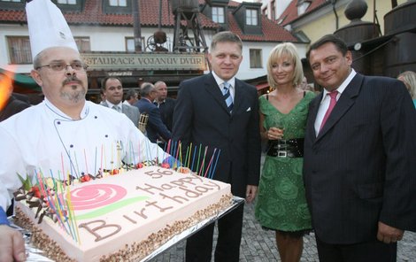 Od Roberta Fica dostal Jiří Paroubek obrovský dort. Paroubkově manželce Petře to moc slušelo.