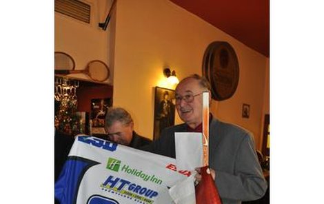 Od zástupců Komety dostal »Slávek« Havlát dres s podpisy týmu a samozřejmě číslem 80.  