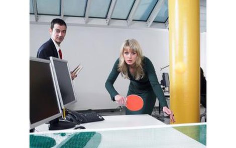 Odjede-li váš šéf na dovolenou, ještě to neznamená, že si v kanceláři můžete dělat, co chcete. Třeba hrát ping-pong...