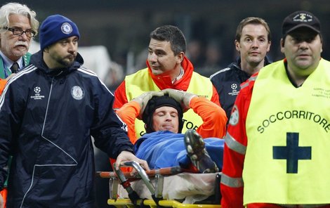 Okamžik hrůzy. Zraněného Čecha odnášejí zdravotníci ze San Sira v Miláně na nosítkách.