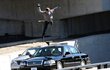 Okamžik napětí: Tom Cruise při svém skoku na auto.