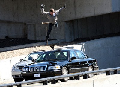 Okamžik napětí: Tom Cruise při svém skoku na auto.