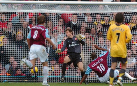 Okamžik zkázy Arsenalu! Tomáš Rosický smutně přihlíží, jak Harewood z West Hamu rozhoduje zápas.