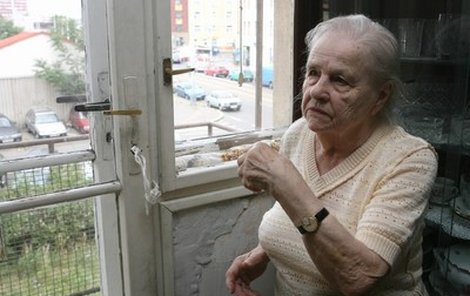 Okna v domě, kde důchodkyně bydlí, jsou velmi zchátralá, a proto je nájemníci vyměňují za nová. Paní Terezie na ně však nemá peníze.