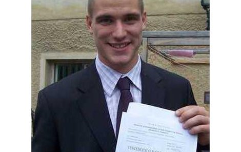 Oleszovo maturitní vysvědčení s trojkami z češtiny a zeměpisu a jedničkami z angličtiny a teorie sport. přípravy. Oleszovo maturitní vysvědčení s trojkami z češtiny a zeměpisu a jedničkami z angličtiny a teorie sport. přípravy.