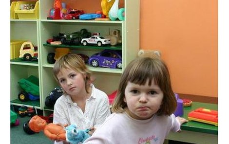 Olinka(8)(vlevo) a Monika (3,5) - v době Vánoc jim v nemocnici zmírňují smutek různé hračky.