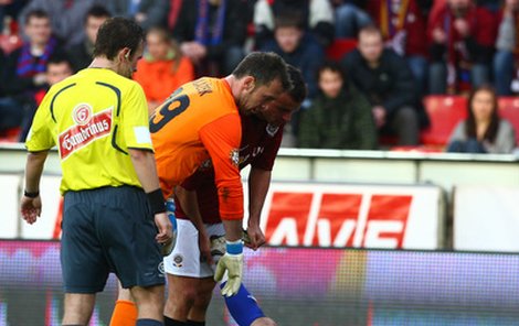 Olomouc na lopatkách, kdo ji spasí? Sparťani asi ne, ti včera využili rozjitřené atmosféry po provalení korupce a Hanáky na Letné smetli 4:0. Šultesovi pomáhají od křeče Brabec s Blažkem.