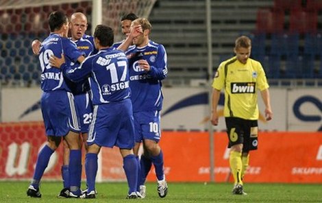 Olomoucký hrdina Lukáš Hartig v klubku spoluhráčů.