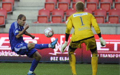 Olomoucký Michal Hubník dával na podzim góly ze všech pozic; takto třeba v Edenu přeloboval slávistického gólmana Jaakkolu a urval pro Olomouc bod. 