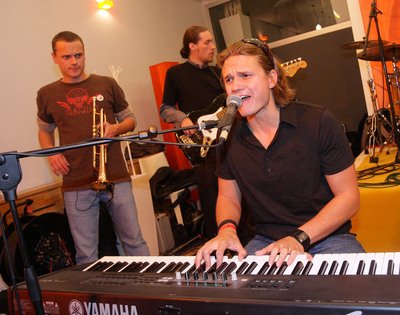 Ondřej Brzobohatý se svou kapelou Bůhví startuje turné už dnes v pražském klubu Hvězda.