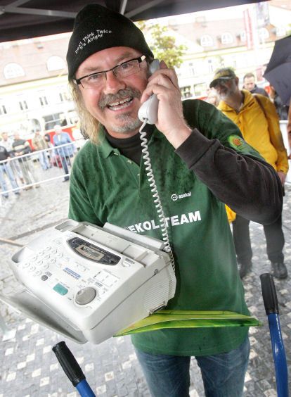 Ondřej Hejma se ještě snažil rozchodit svůj starý fax, bohužel se mu to už nepodařilo, a proto jej odevzdal do sběru. 