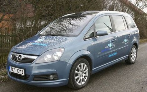 Opel Zaﬁra CNG na zemní plyn urazí vzdálenost 400 km, na benzin pak dalších 150 km.