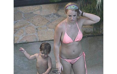 Opilá Britney Spears s cigaretkou a dvouletým Jaydenem Jamesem.