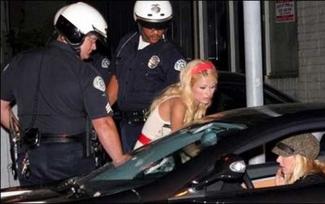 Opilou Paris Hilton zatkla policie.