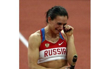 Opravdové, nebo jen hrané? Ruské slzy poté, co Isinbajevová selhala při snaze o světový rekord.