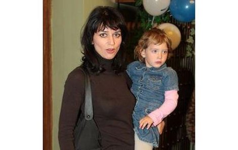 Opuštěná Adéla Gondíková s dcerou Natálkou.