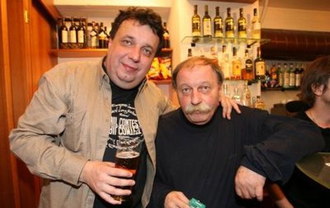 Oslavenci Pavlu Melounkovi (vlevo) přišel k padesátinám poblahopřát i režisér Velmi křehkých vztahů Vladimír Drha.