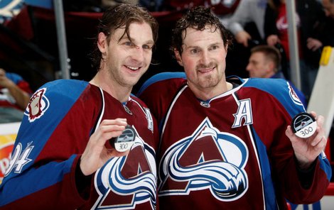 Oslavenci Smyth a Hejduk pyšně ukazují puky, s nimiž docílili jubilejní 300. trefy v NHL.