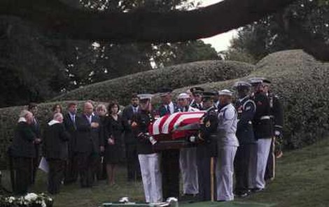 Ostatky Edwarda Kennedyho byly pohřbeny na vojenském hřbitově Arlingtonu poblíž jeho zavražděných bratrů, exprezidenta Johna a senátora Roberta.