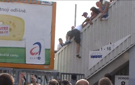 Ostravští fanoušci lezli na stadion horem i přímo jednou ze vstupních bran.