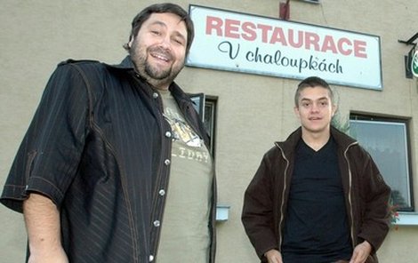 Ostříhaný Jirka Mádl (vpravo) si restauraci rodičů Luboše Xavera Veselého nemůže vynachválit.