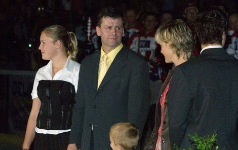 Otakar Janecký se s kariérou rozloučil, teď se k hokejovým výzvám musí čelem postavit Otakar jr..