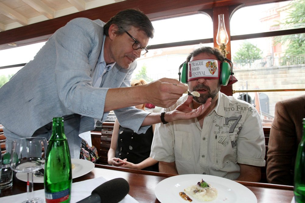 Otík z Vesničko má středisková (dole) a Radek John na tiskové konferenci k Prague food festivalu. Najděte tři rozdíly...