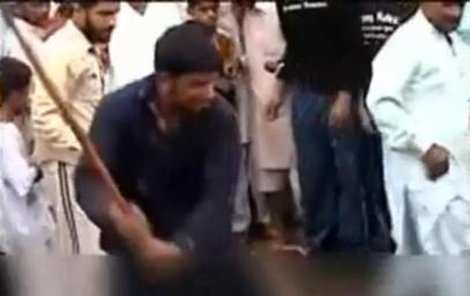 Pakistánec lynčuje patnáctiletého nevinného chlapce, kterého mylně považuje za zloděje.