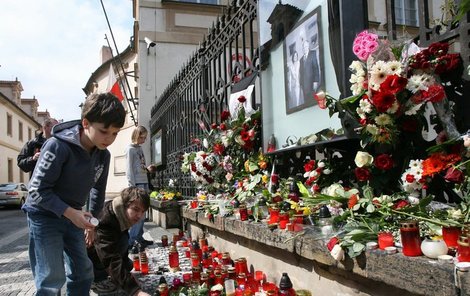 Památku obětí hrůzného neštěstí uctívají i lidé před polskou ambasádou v Praze.