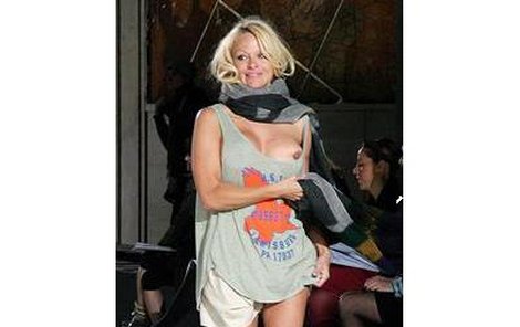 Pamela Anderson a její prso podivuhodného tvaru.